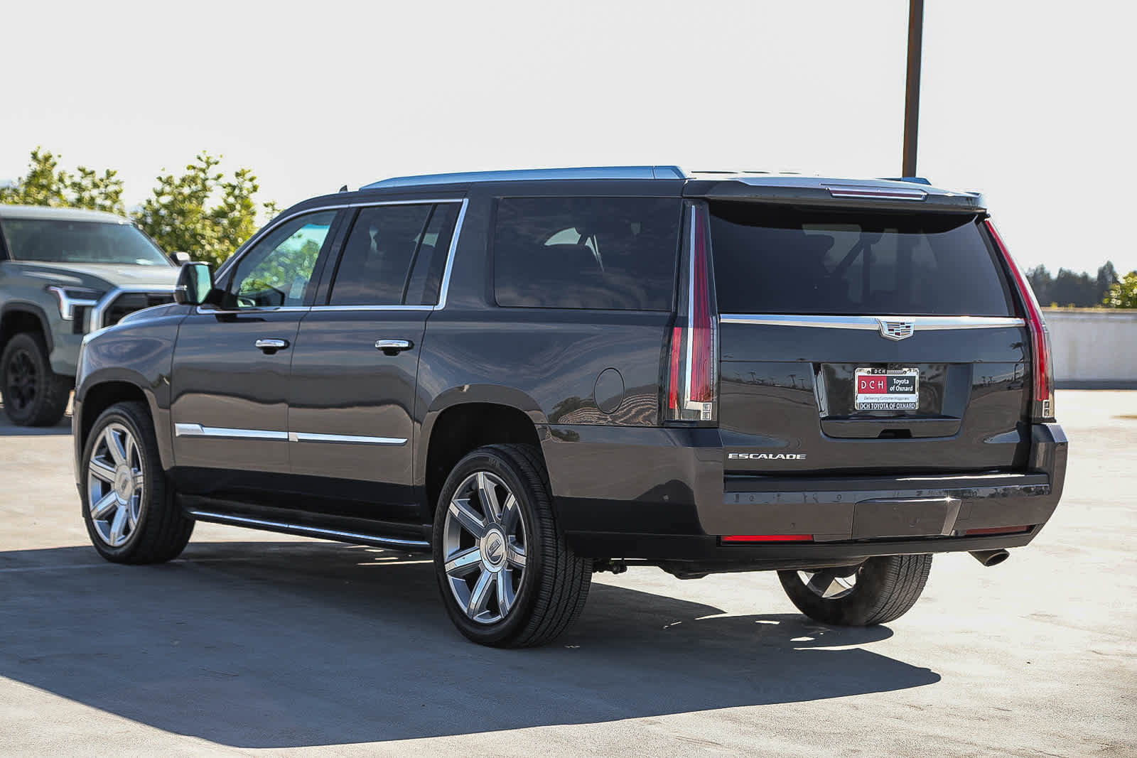 Used 2018 Cadillac Escalade ESV Premium Luxury AWD/4WD image 7