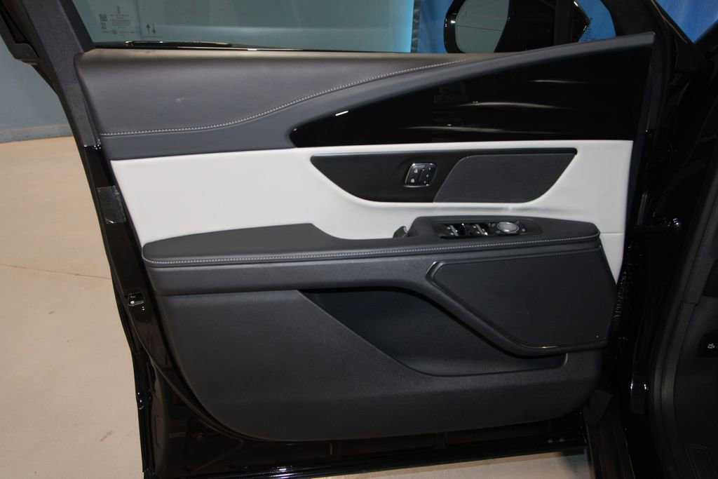 Used 2024 Lincoln Nautilus Premier image 5