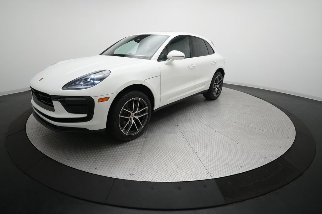 Certified 2023 Porsche Macan image 6