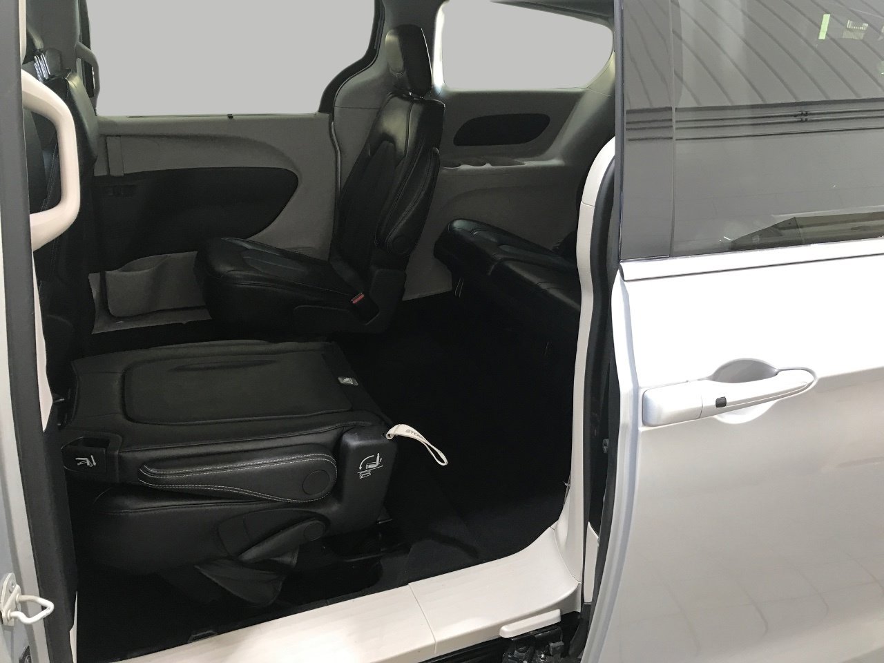 Used 2024 Chrysler Pacifica Touring-L image 29