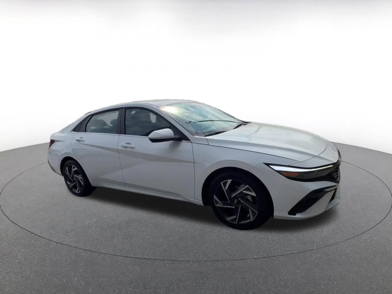 Used 2025 Hyundai Elantra SEL FWD image 2