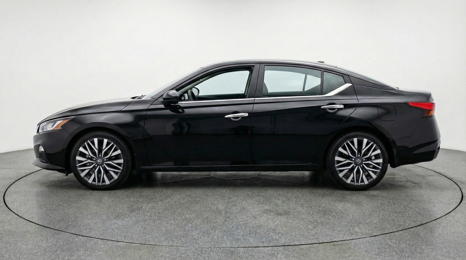 Used 2025 Nissan Altima 2.5 SV image 5