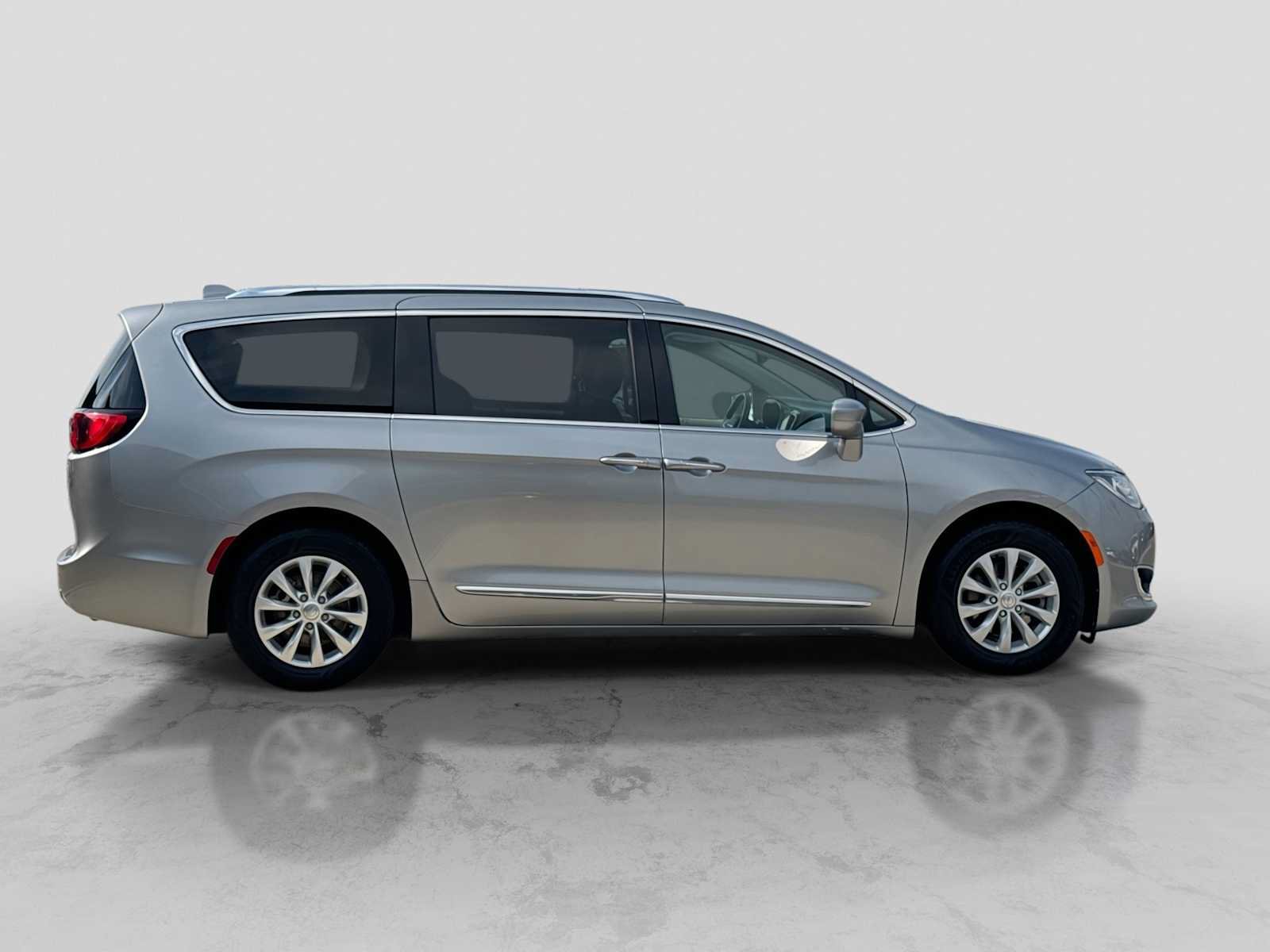 Used 2018 Chrysler Pacifica Touring-L FWD image 7