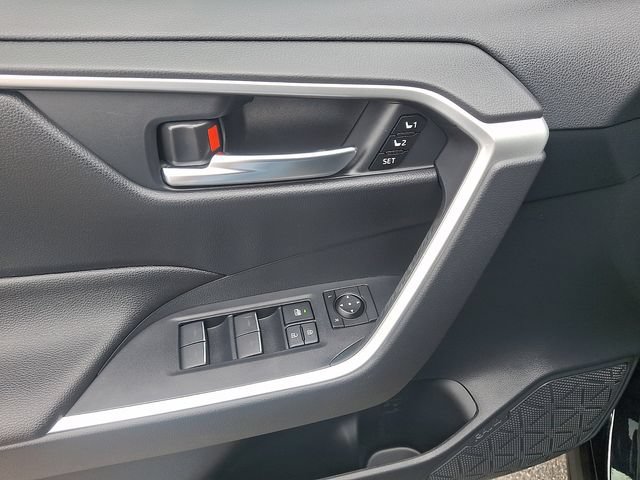 Certified 2022 Toyota RAV4 XLE Premium AWD/4WD image 17