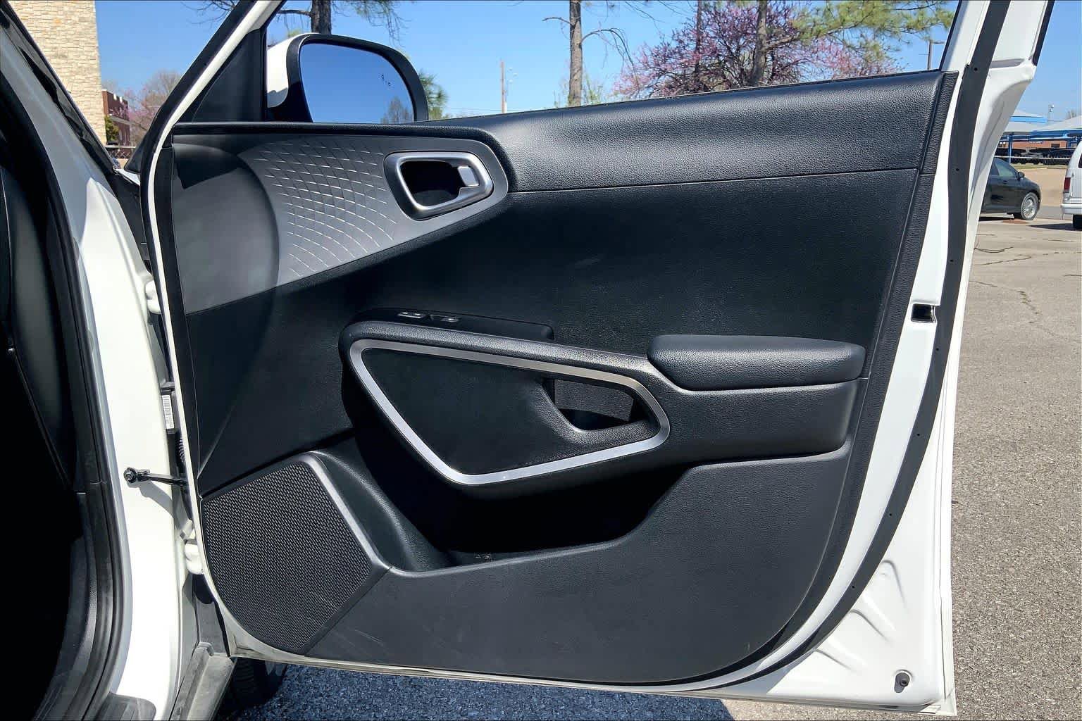 Used 2025 Kia Soul LX w/ LX Technology Package FWD image 23