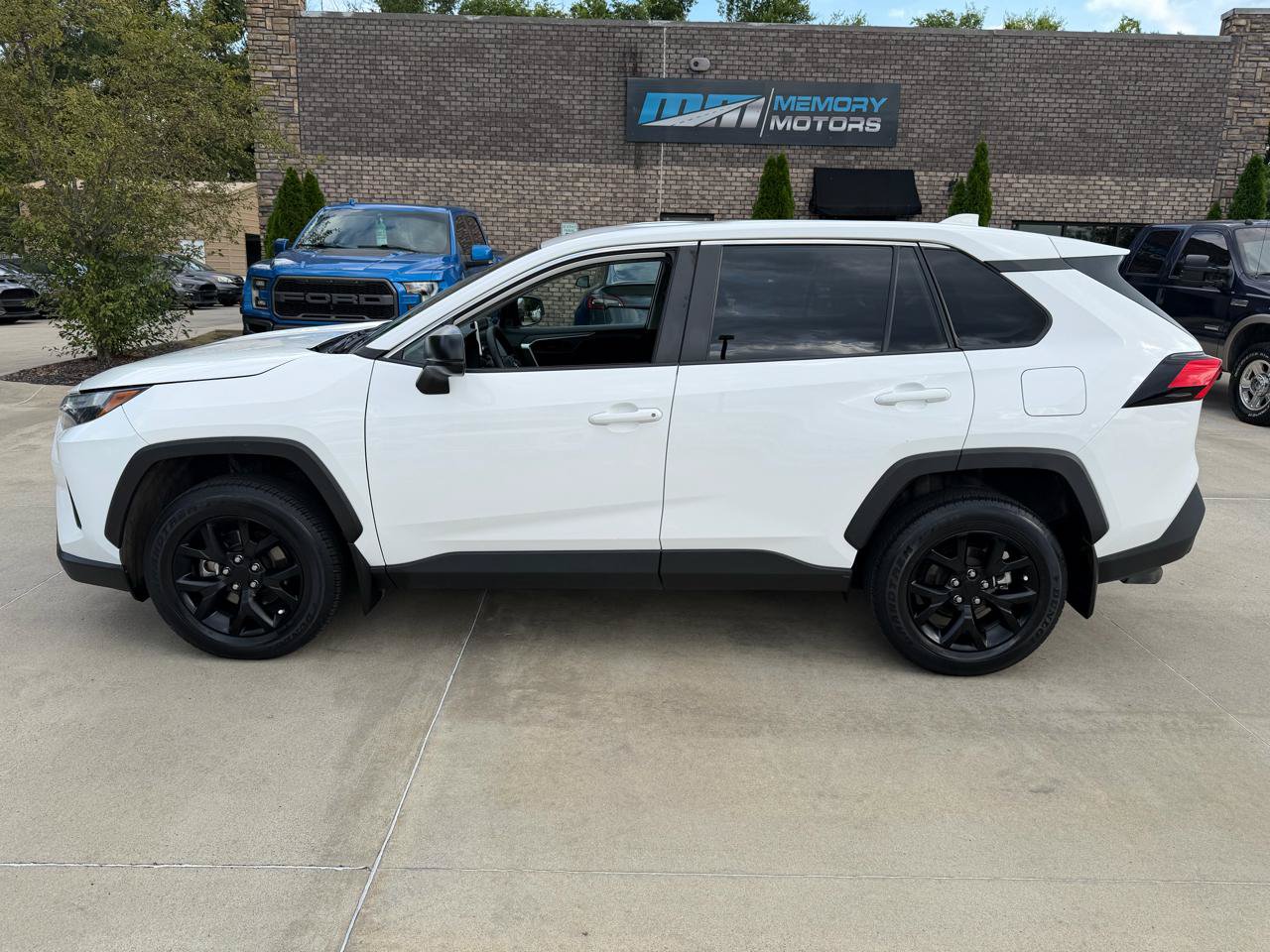 Used 2024 Toyota RAV4 LE AWD/4WD image 8