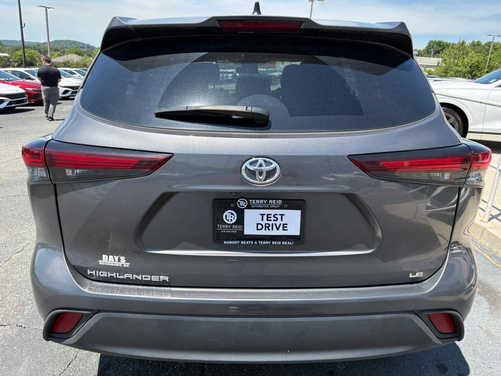 Used 2024 Toyota Highlander LE FWD image 6