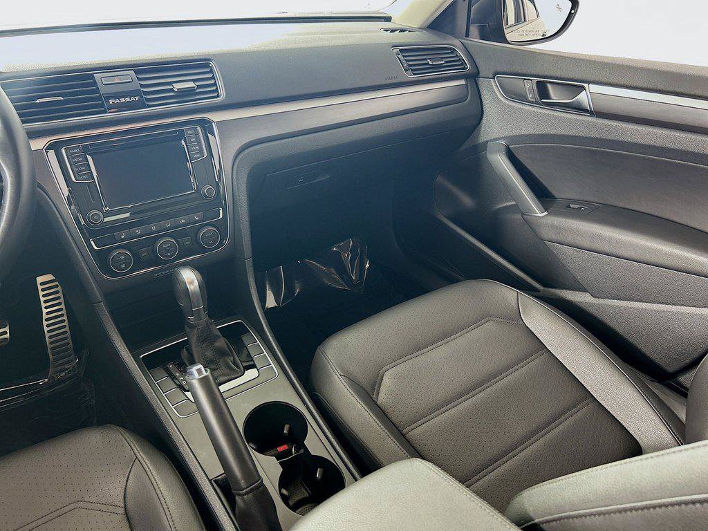 Used 2018 Volkswagen Passat 2.0T R-Line w/ R-Line Lighting Package FWD image 23