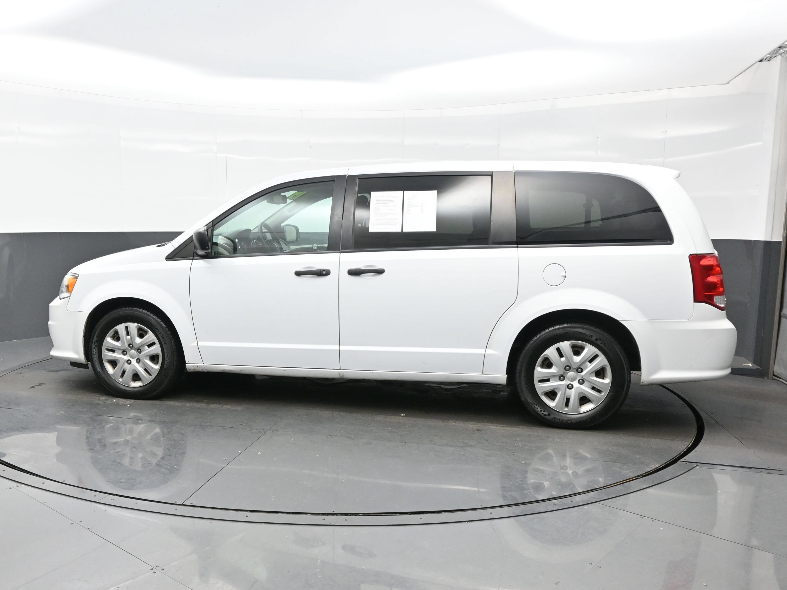 Used 2019 Dodge Grand Caravan SE w/ UConnect Hands-Free Group FWD image 3