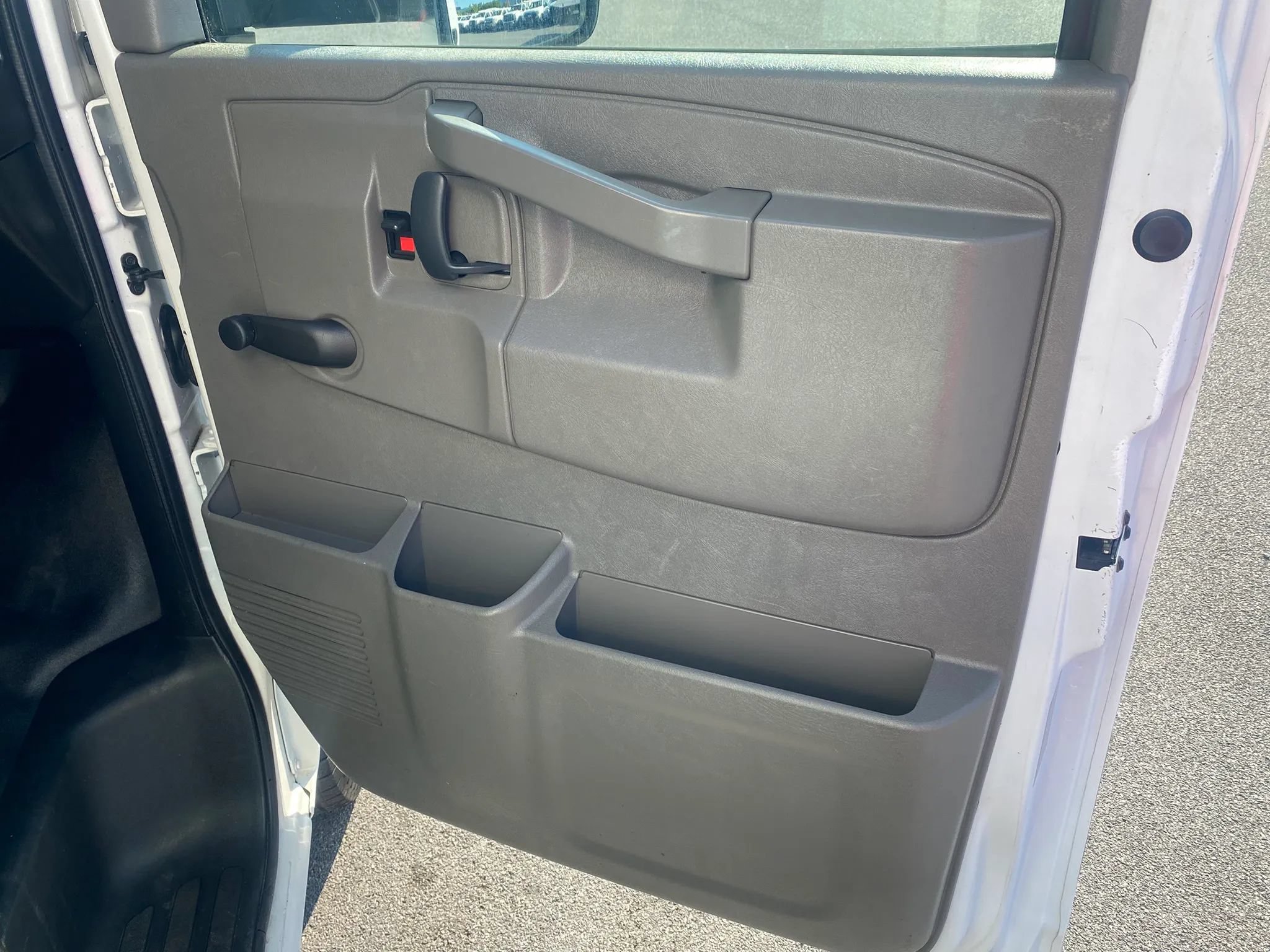 Used 2017 Chevrolet Express 4500 Extended RWD image 17