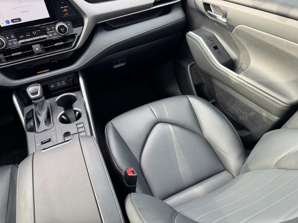 Used 2024 Toyota Highlander XLE image 16