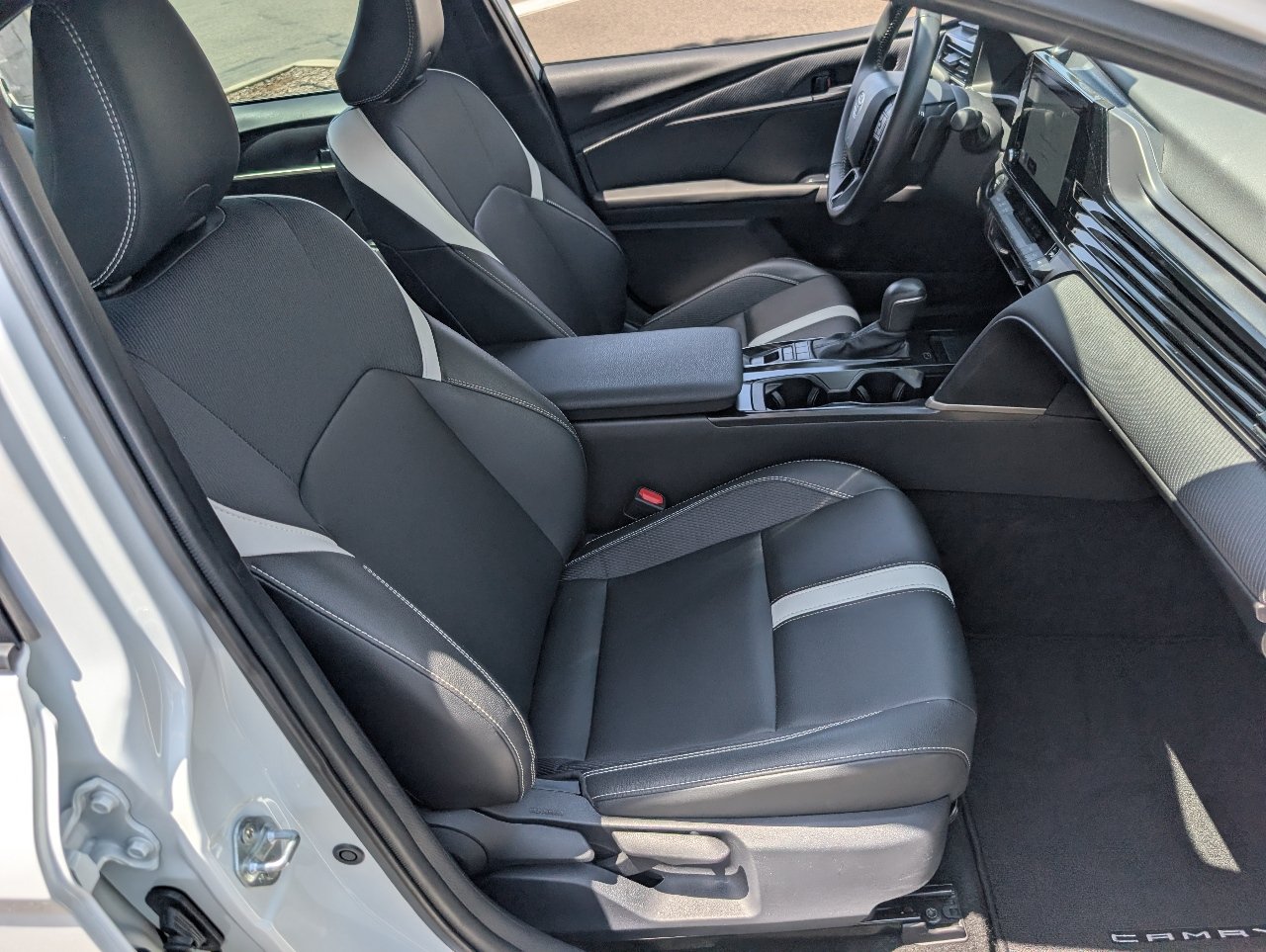 Used 2025 Toyota Camry SE w/ Convenience Package FWD image 8