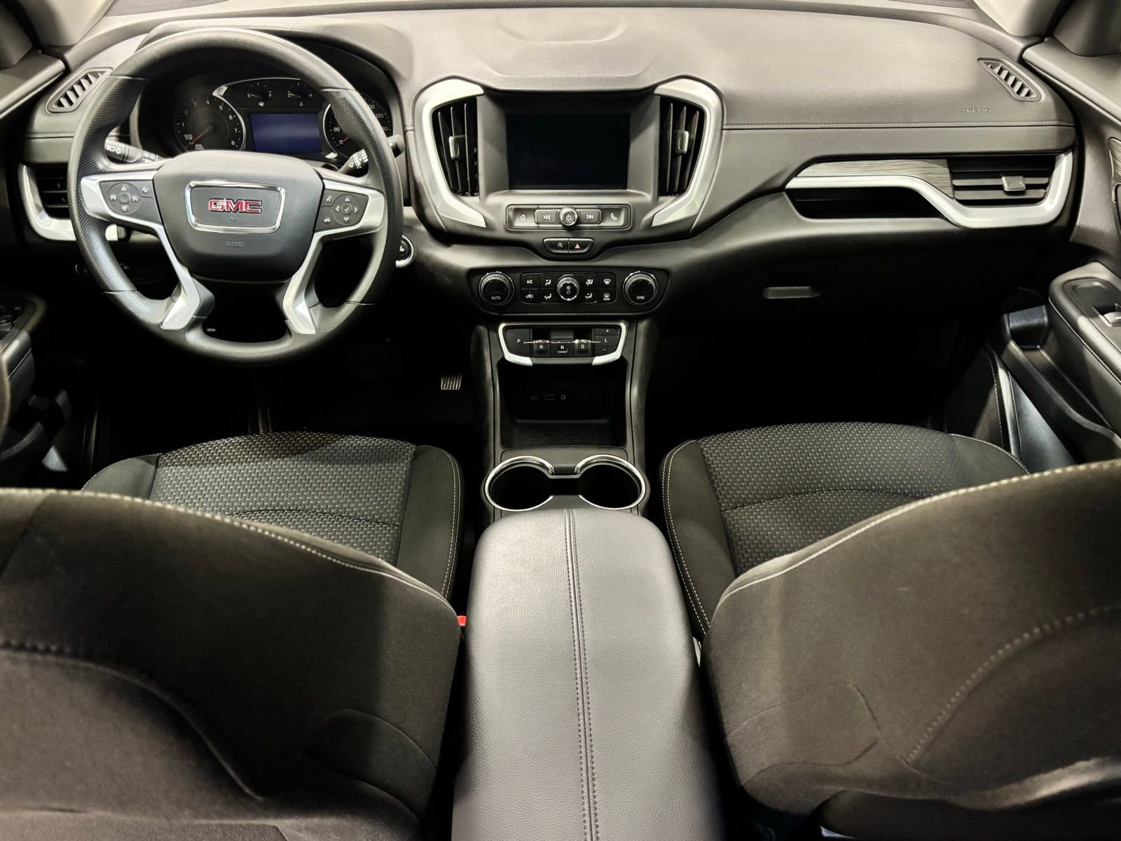 Used 2024 GMC Terrain SLE w/ Driver Convenience Package FWD image 11