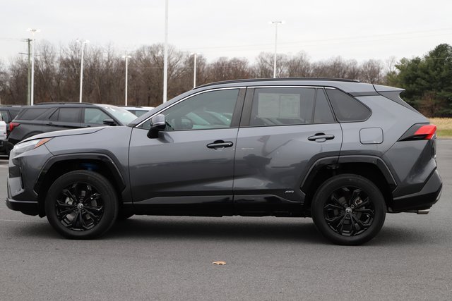 Used 2023 Toyota RAV4 SE image 3