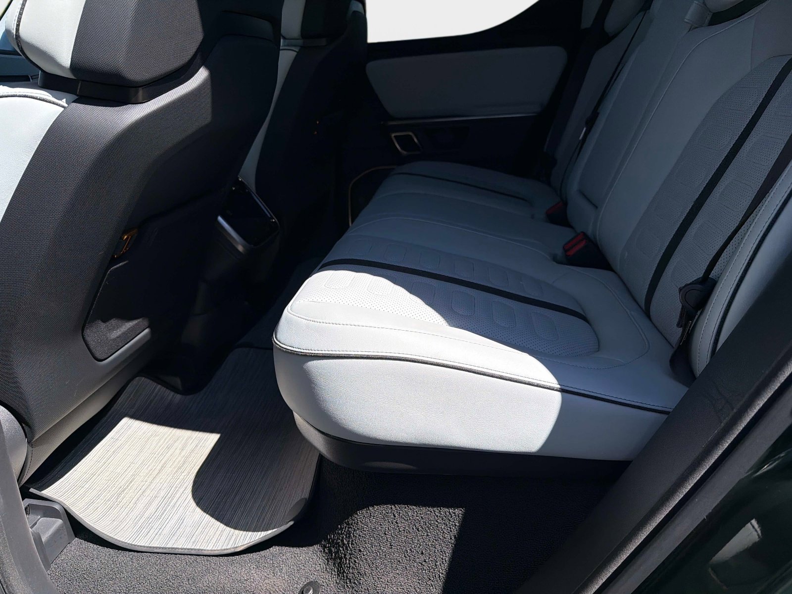 Used 2024 Rivian R1T Adventure image 34