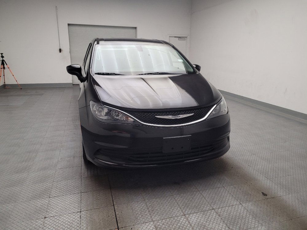 Used 2017 Chrysler Pacifica Touring FWD image 14