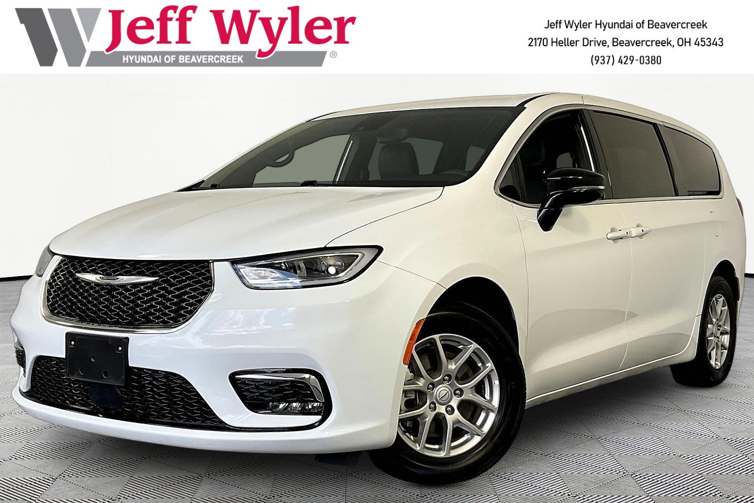 Used 2025 Chrysler Pacifica Select