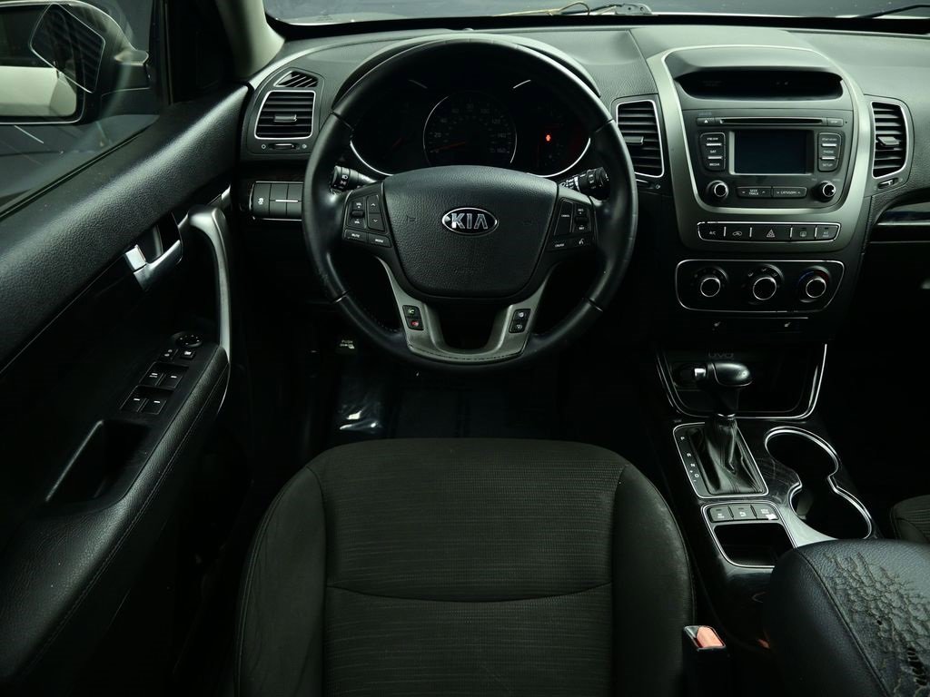Used 2015 Kia Sorento LX image 2