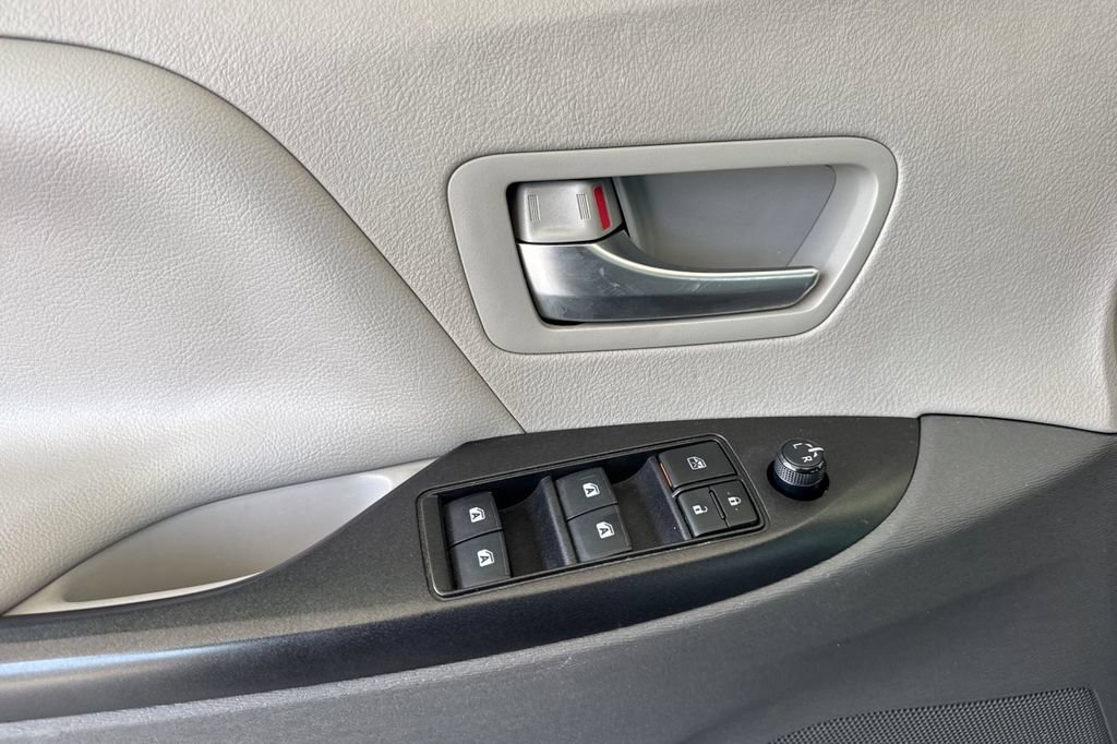 Used 2020 Toyota Sienna LE w/ LE Preferred Package FWD image 14
