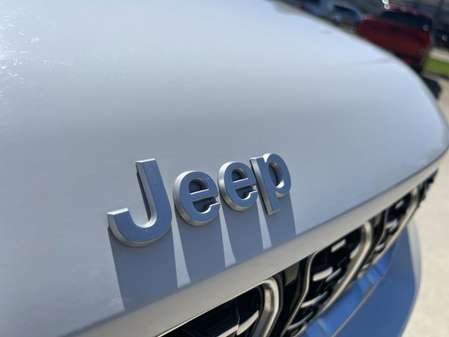 Used 2024 Jeep Grand Cherokee Summit AWD/4WD image 31