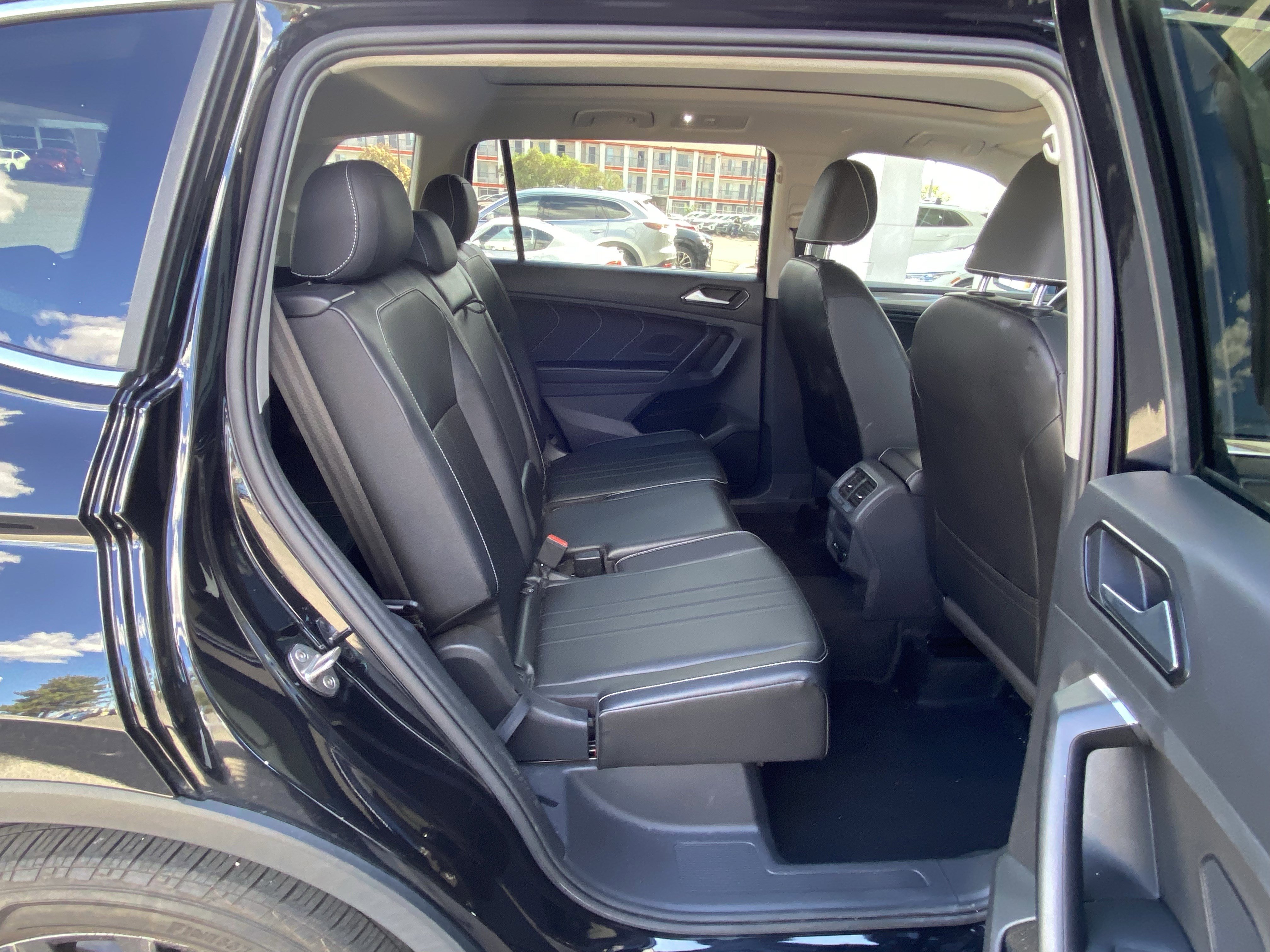 Used 2022 Volkswagen Tiguan SE w/ Panoramic Sunroof Package FWD image 33