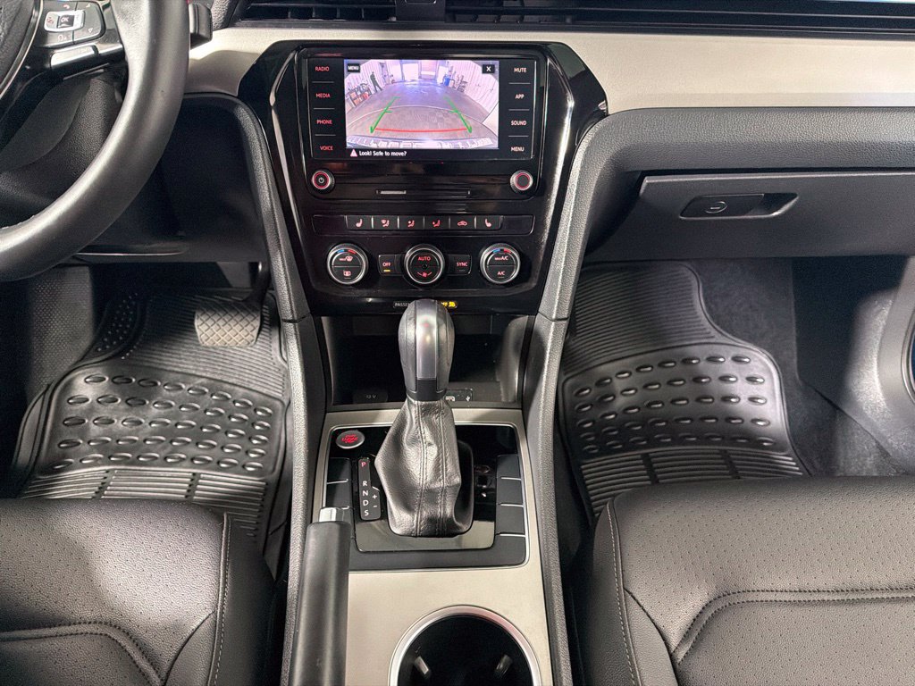 Certified 2022 Volkswagen Passat 2.0T SE FWD image 17
