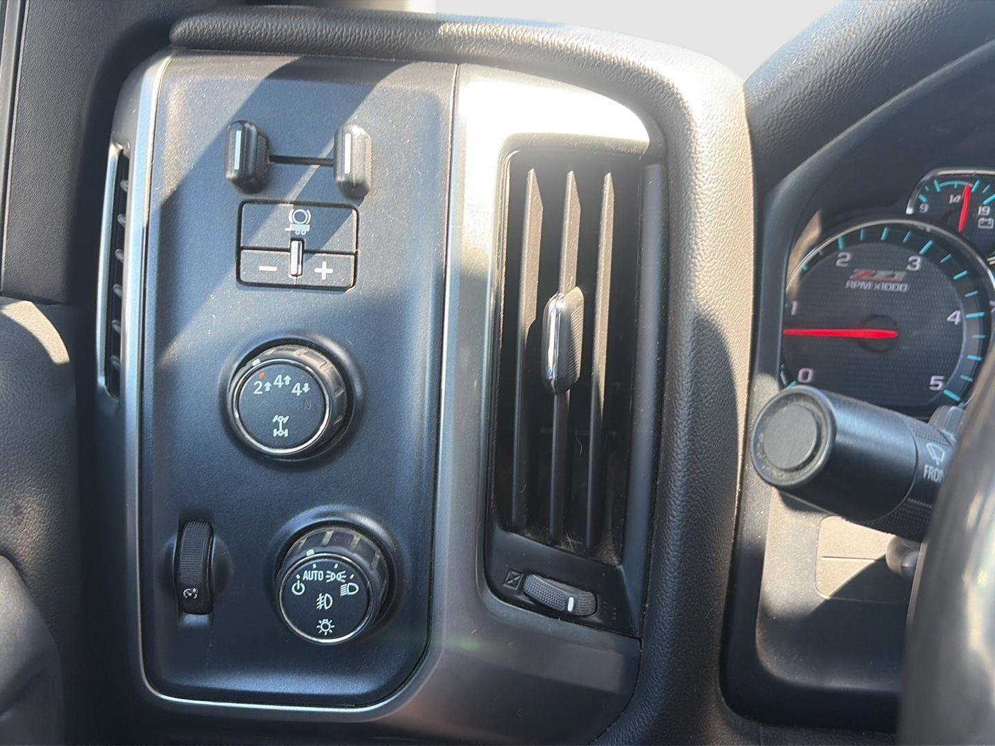 Used 2019 Chevrolet Silverado 2500 LT w/ LT Convenience Package AWD/4WD image 17