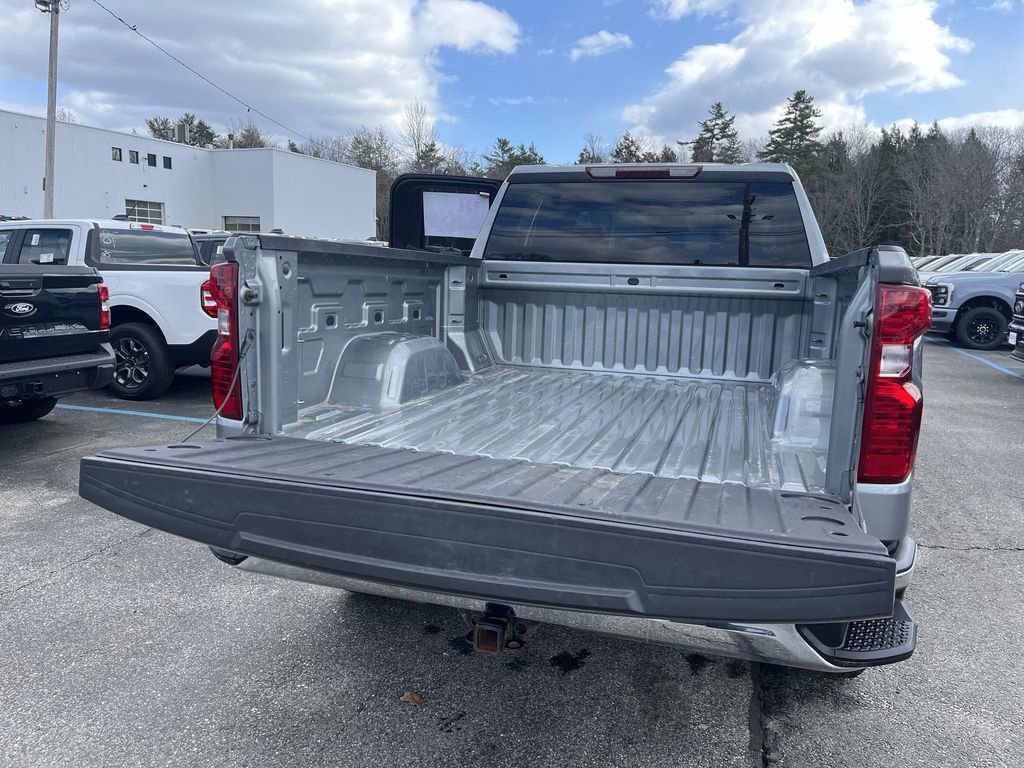 Used 2024 Chevrolet Silverado 1500 LT AWD/4WD image 3