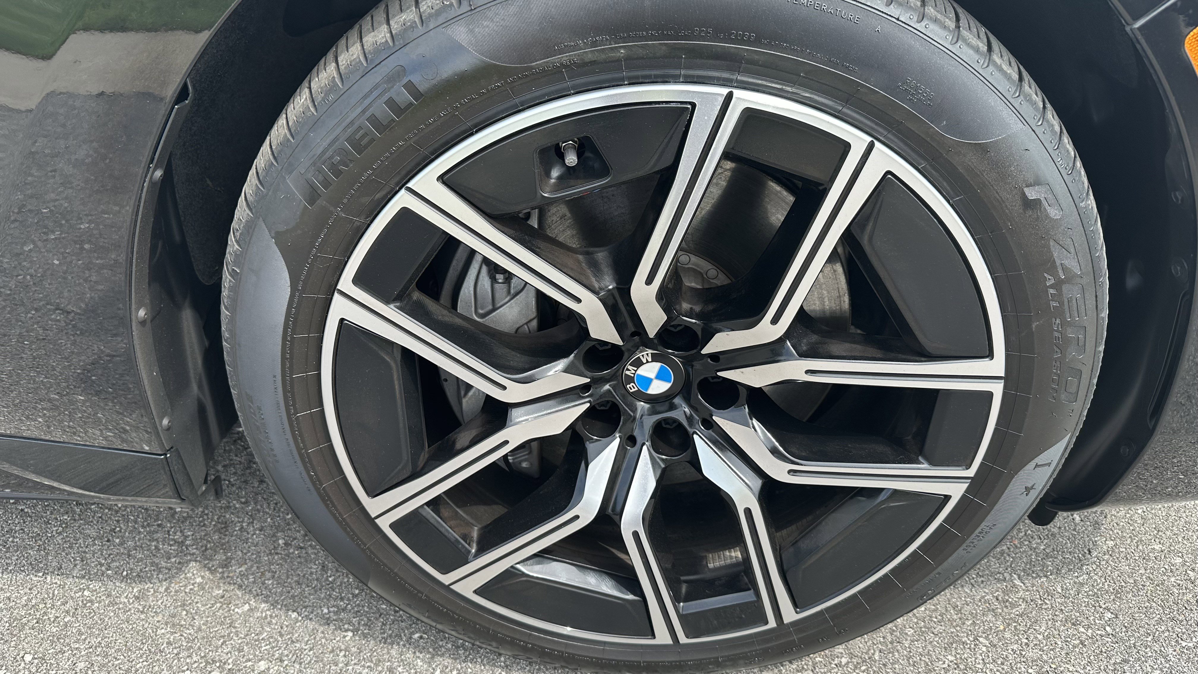 Certified 2025 BMW i7 xDrive60 w/ Premium Package AWD/4WD image 15