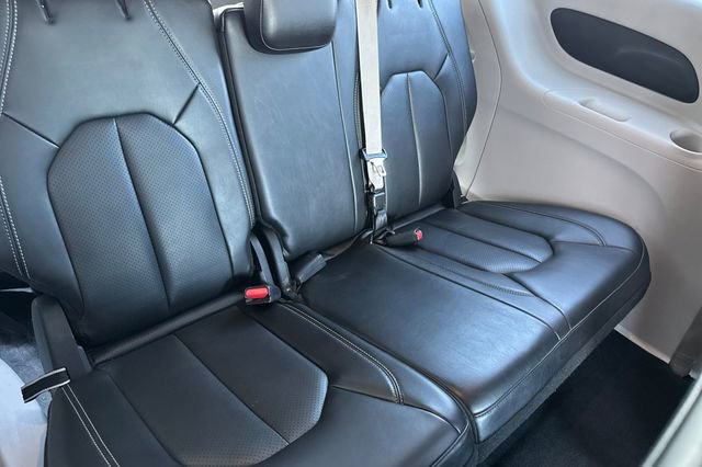 Used 2023 Chrysler Pacifica Touring-L image 18