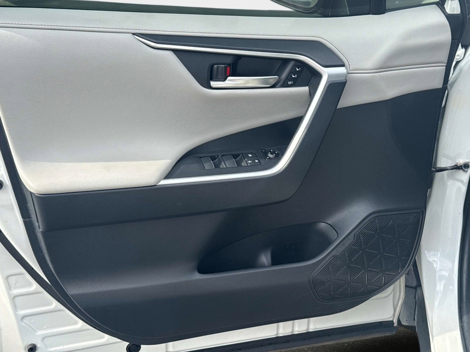 Used 2019 Toyota RAV4 Limited w/ Cold Weather Package image 17