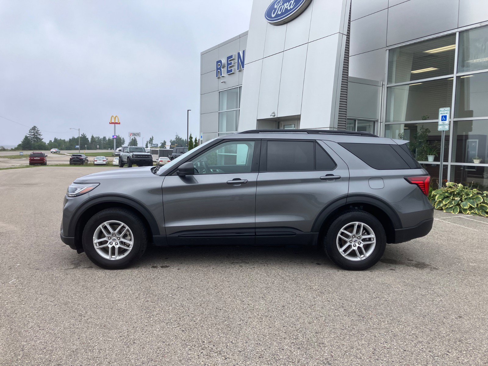 Used 2026 Ford Explorer Active AWD/4WD image 2