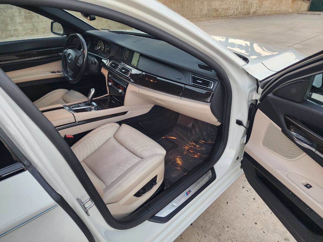 Used 2012 BMW 750Li w/ Driver Assistance Pkg image 16