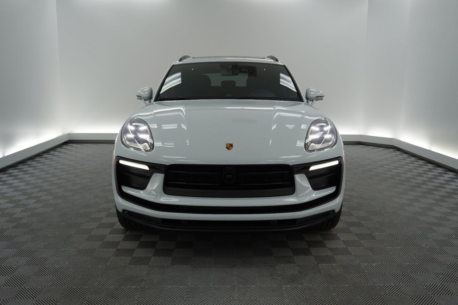 Certified 2025 Porsche Macan image 11