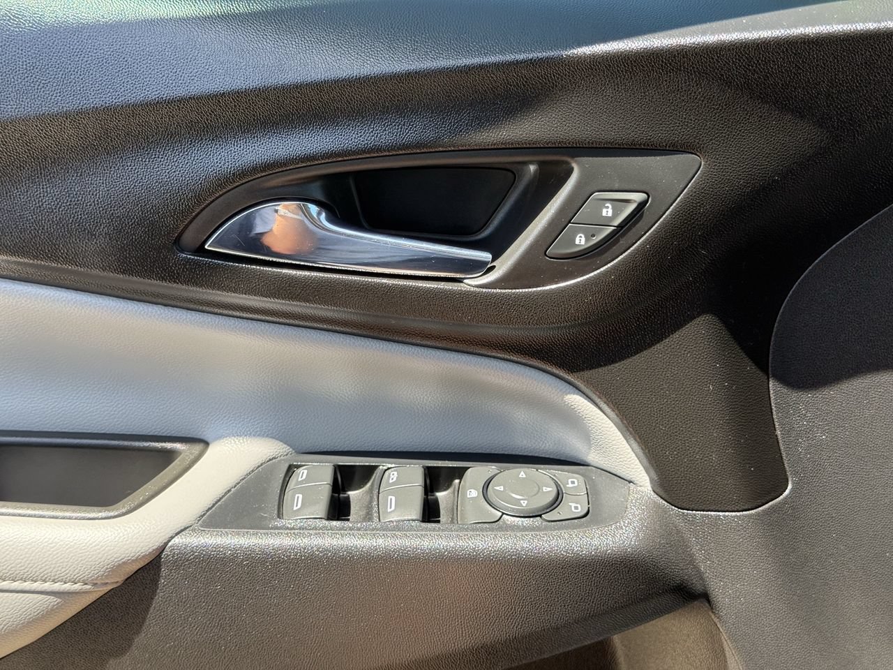 Used 2020 Chevrolet Equinox Premier FWD image 23