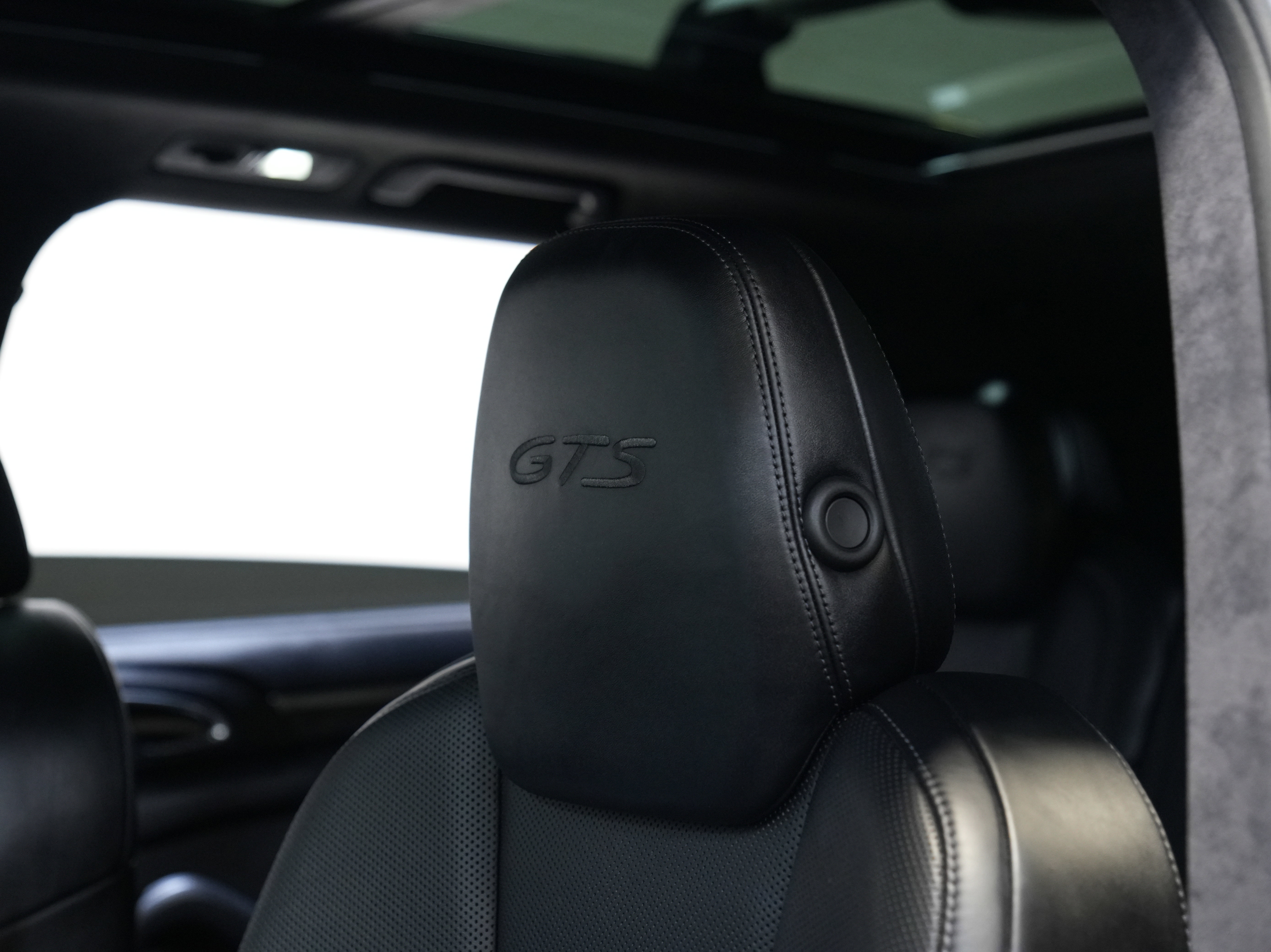 Used 2016 Porsche Cayenne GTS image 29