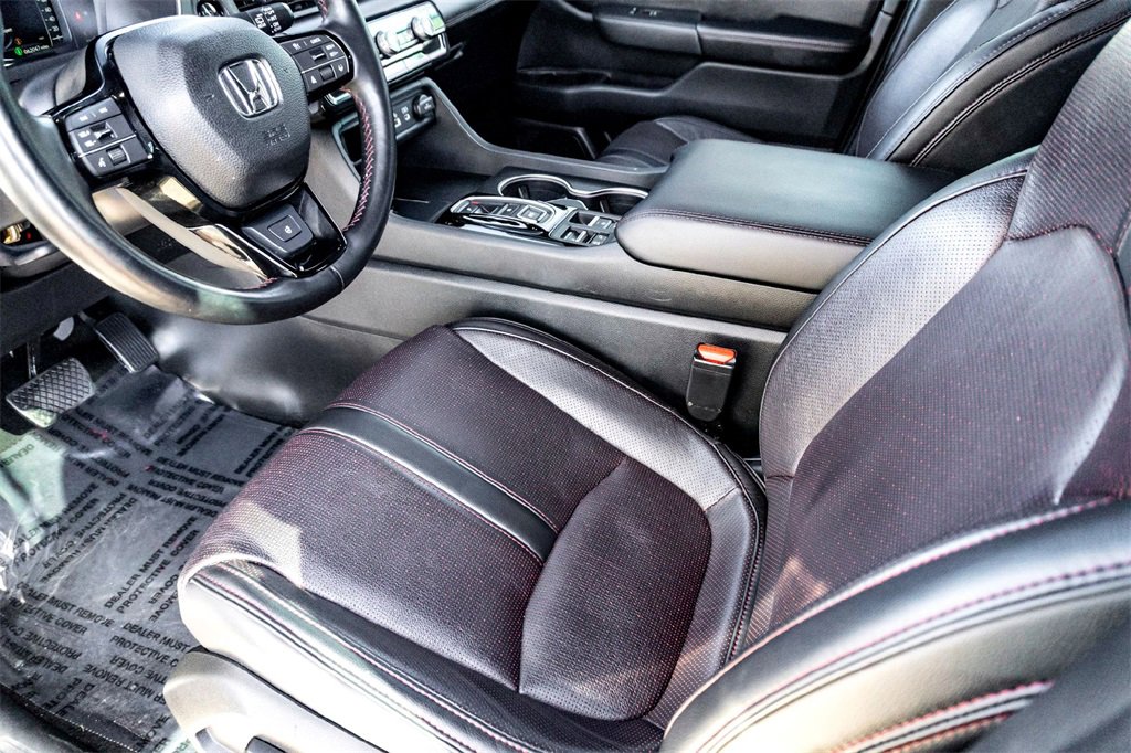Used 2025 Honda Pilot Black Edition image 14