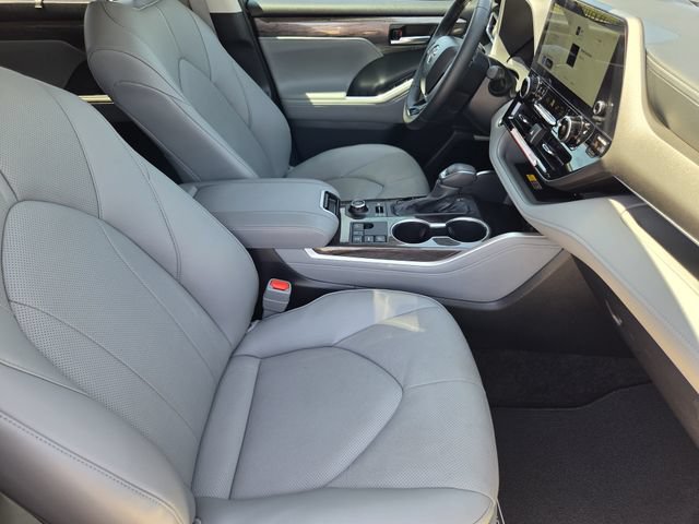 Certified 2026 Toyota Highlander Limited AWD/4WD image 12
