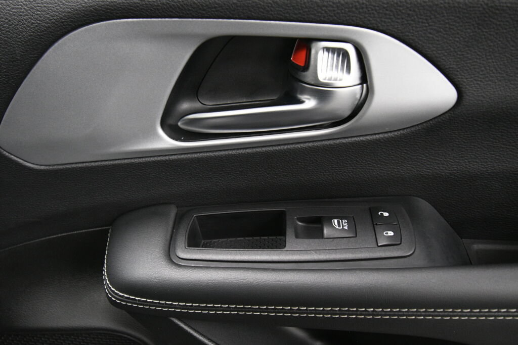 Used 2025 Chrysler Pacifica Limited FWD image 32