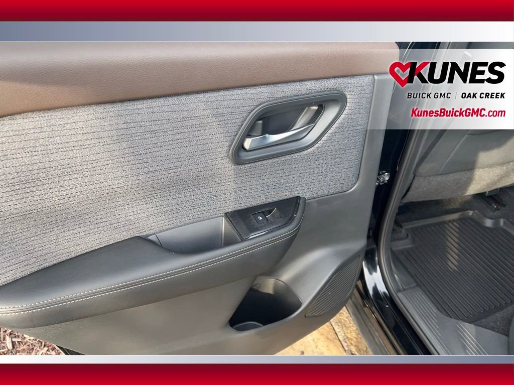 Used 2022 Nissan Rogue SV image 4