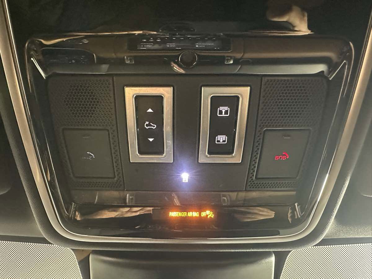 Used 2020 Land Rover Range Rover Sport SVR image 43