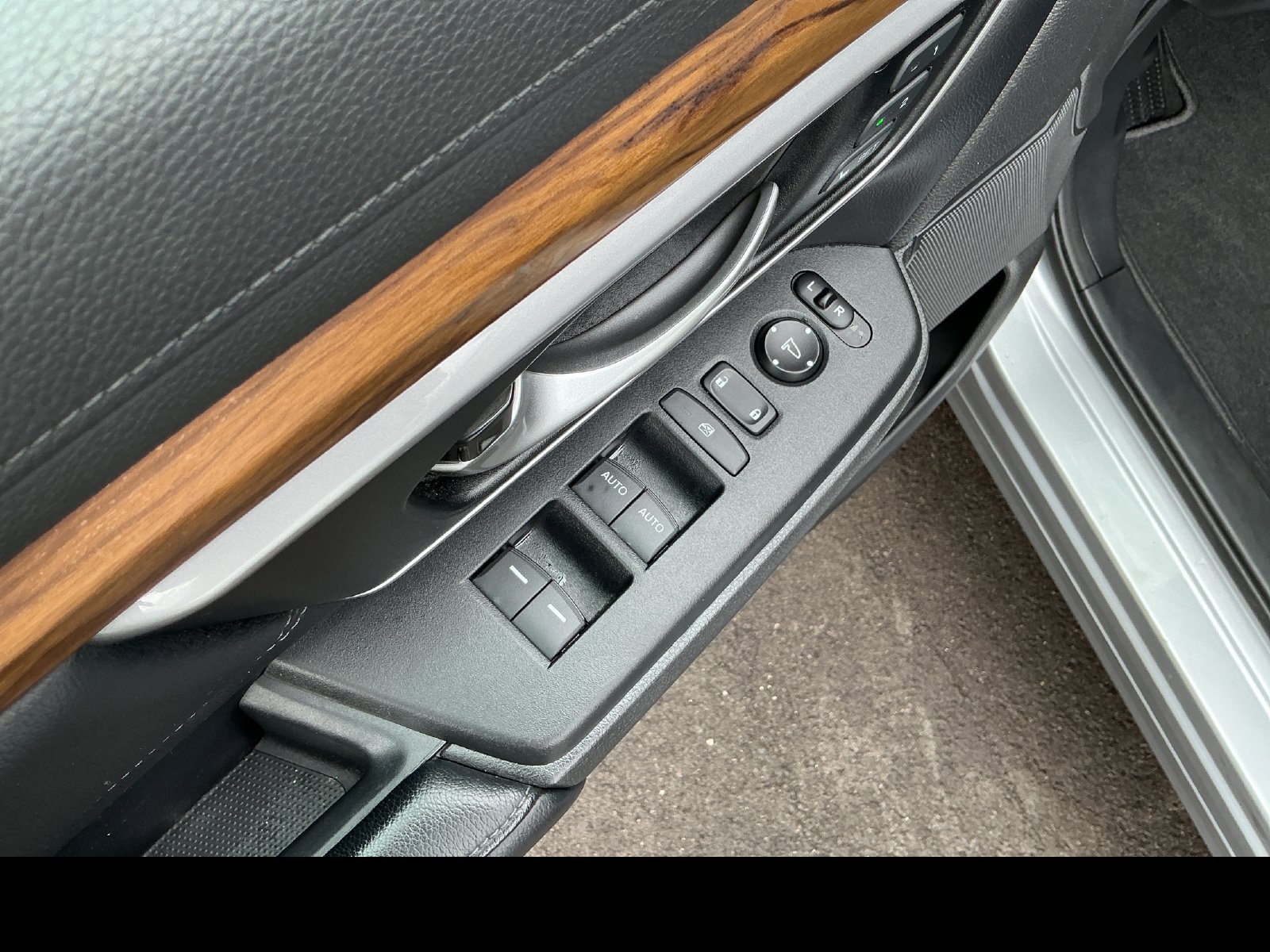 Used 2017 Honda CR-V EX-L image 11