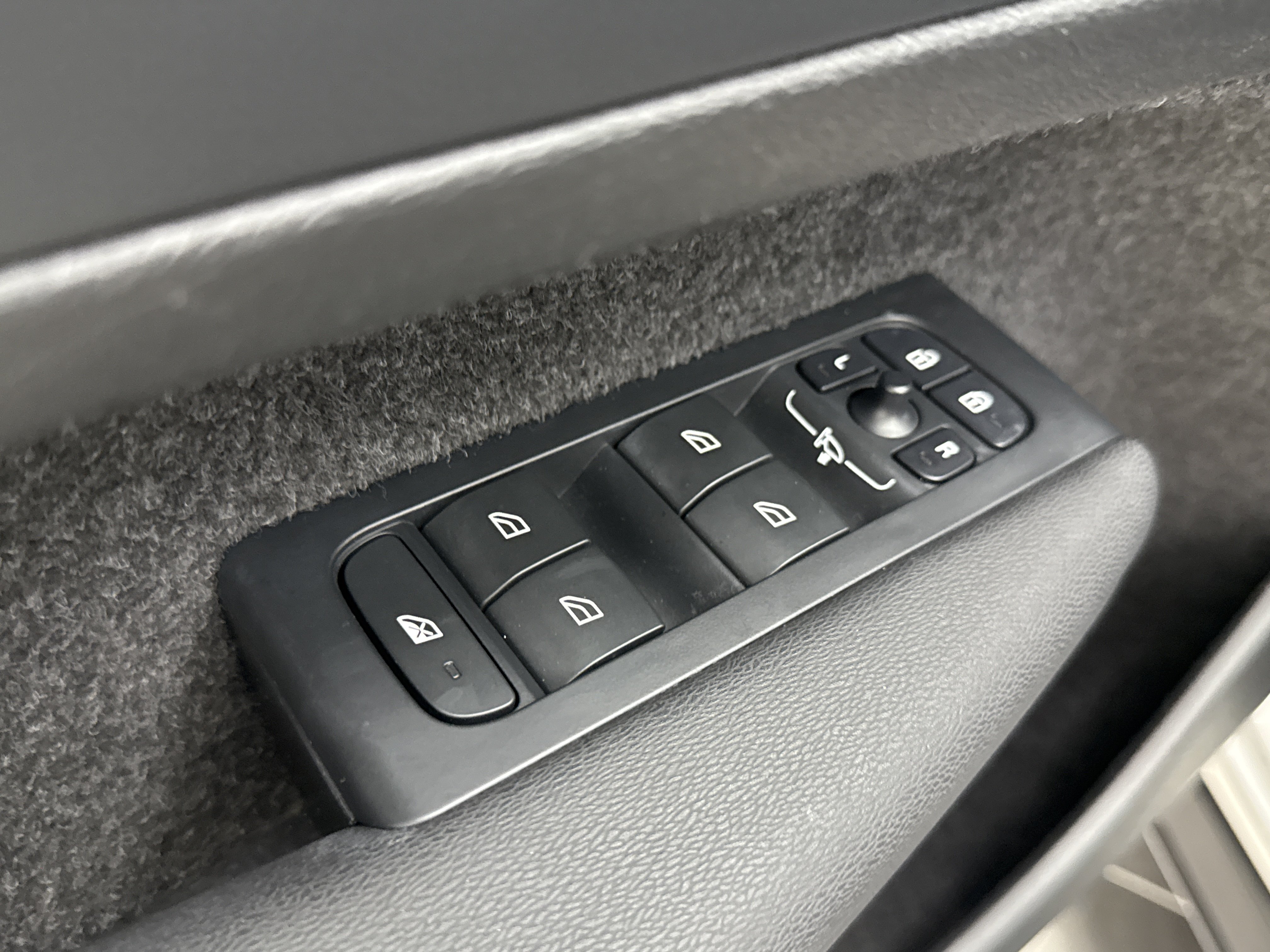 Certified 2024 Volvo XC40 B5 Plus AWD/4WD image 11