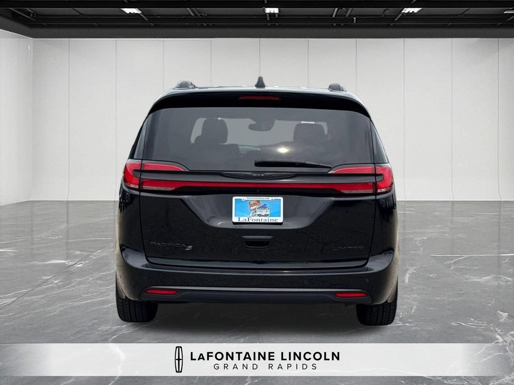 Used 2025 Chrysler Pacifica Limited FWD image 4