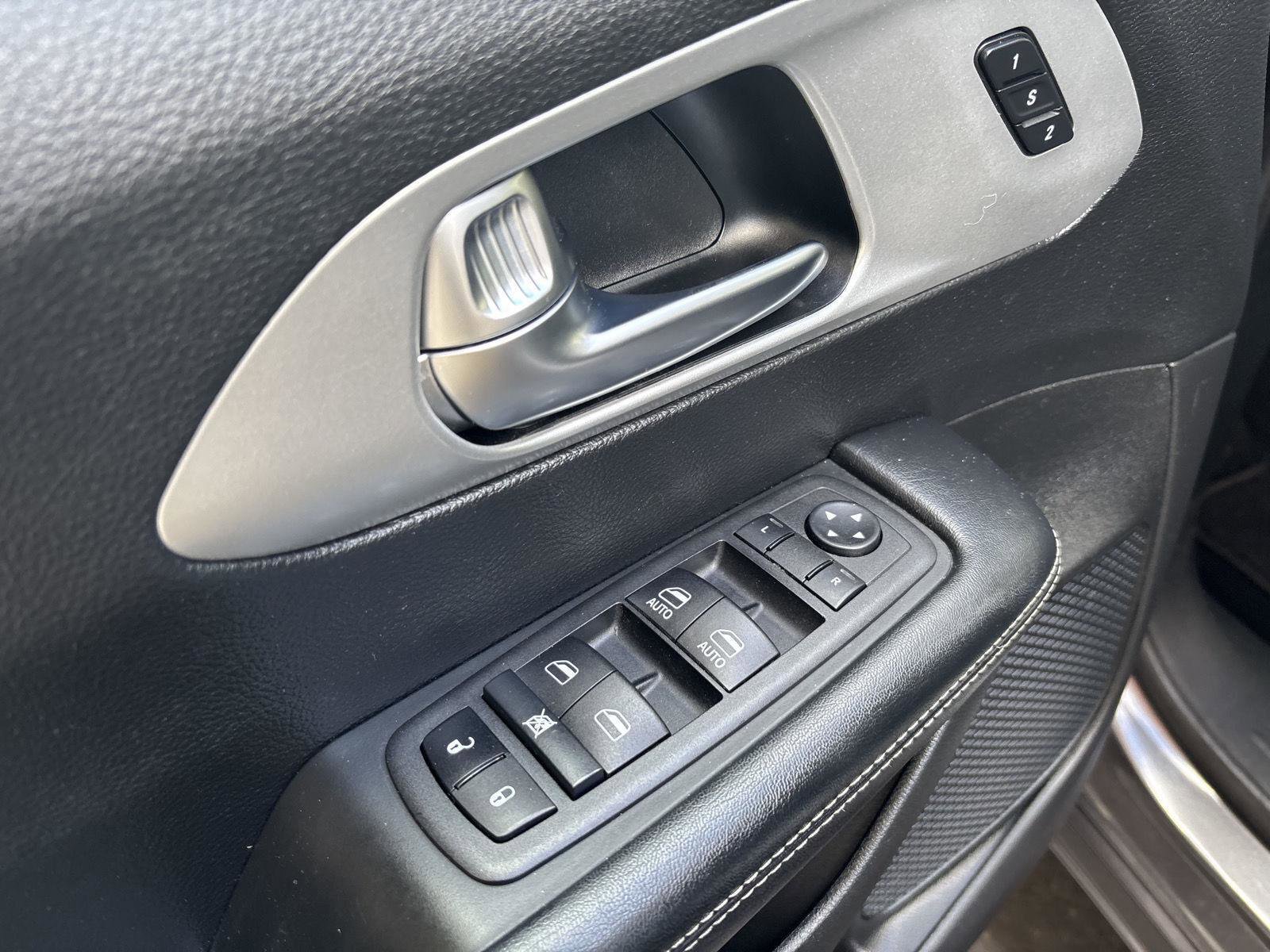 Used 2023 Chrysler Pacifica Touring-L w/ S Appearance Package image 12