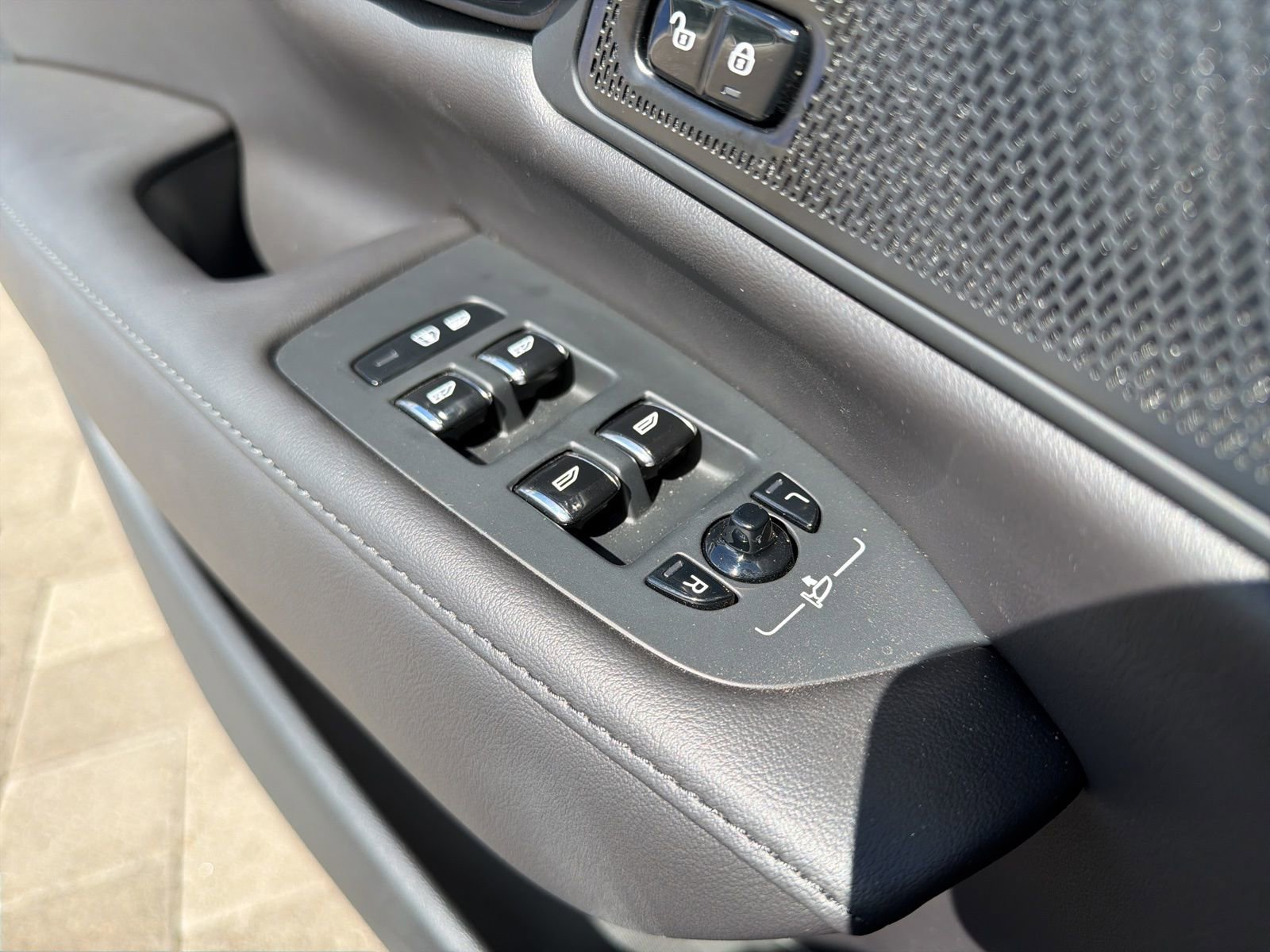 Certified 2025 Volvo S90 B6 Plus w/ Protection Package Premier image 63