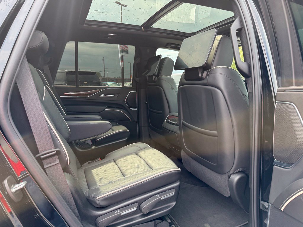 Used 2024 Cadillac Escalade Premium Luxury w/ Performance Package AWD/4WD image 13