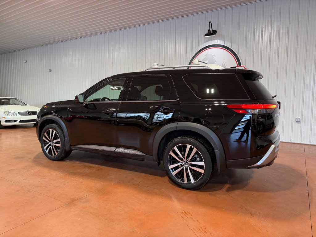 Used 2024 Nissan Pathfinder Platinum w/ Cargo Package image 10