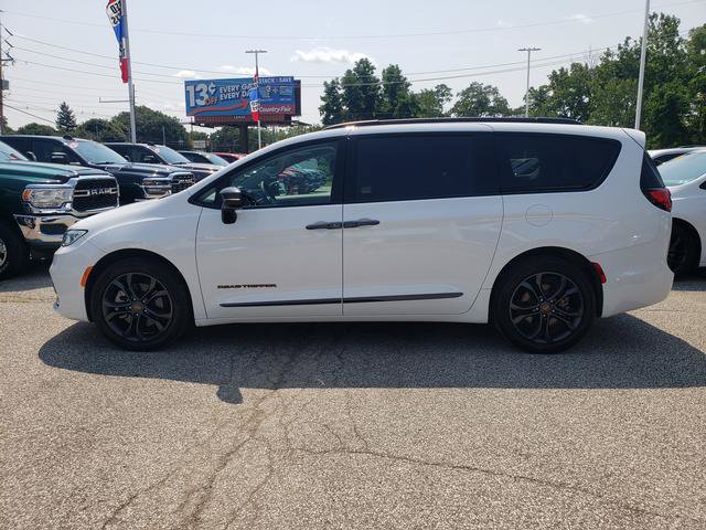 Used 2024 Chrysler Pacifica Touring-L w/ Road Tripper Package AWD/4WD image 7