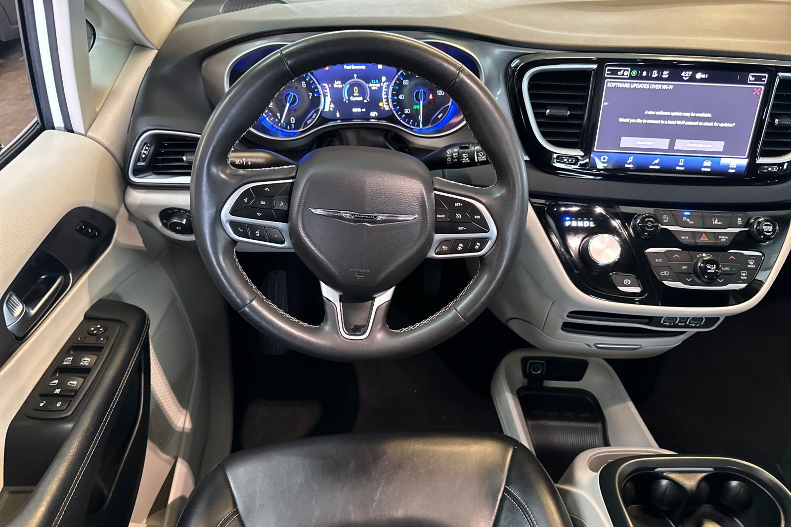 Used 2023 Chrysler Pacifica Touring-L FWD image 14